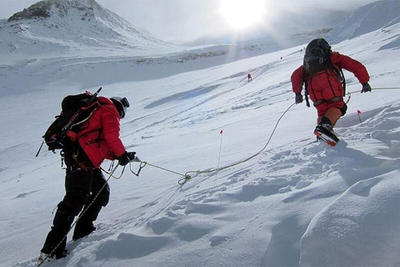 ببینید | سقوط دو کوهنورد در یخچال یخار قله دماوند
