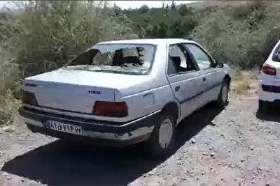 ببینید | حمله به ماشین‌های مردم در ارزنه؛ شکستن شیشه خودروی گردشگران