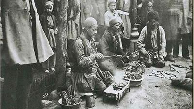 عکس| تیپ جالب شاگردان ماست فروشی در دوره قاجار