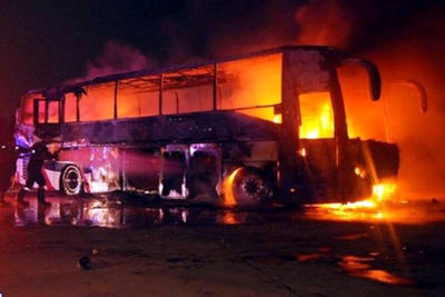 ببینید | لحظه هولناک از آتش‌سوزی و انفجار عجیب یک اتوبوس وسط شهر!