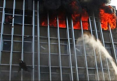 ببینید | سقوط مرگبار از ساختمان چندطبقه به دلیل فرار از آتش