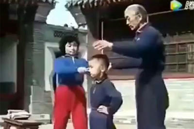 ببینید | تست استقامت جمجمه توسط کودک چینی!