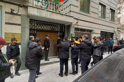 عکس | تصویری از نیروی امنیتی که مانع از ادامه تیراندازی فرد مهاجم به سفارت آذربایجان شد