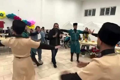 ببینید | رقص آذری احسان علیخانی در خوی مقابل معلولین زلزله‌زده