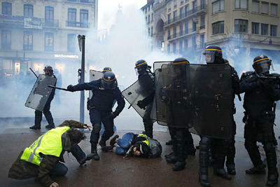 ببینید | بیهوش شدن یک معترض بر اثر ضربه مشت پلیس در فرانسه