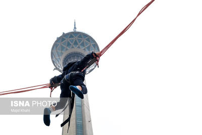تصاویر | تجربه هیجان انگیز توسط مسافران نوروزی در برج میلاد تهران