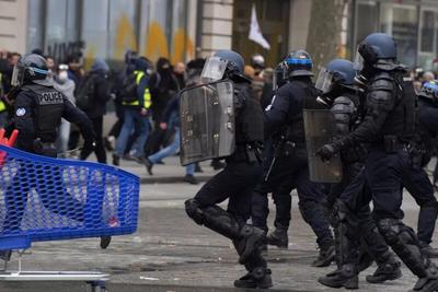 ببینید | پیوستن پلیس فرانسه به جمع معترضان