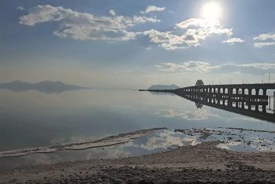 ببینید | دریاچه ارومیه جان گرفت / قایق‌سواری مسافران نوروزی در دریاچه