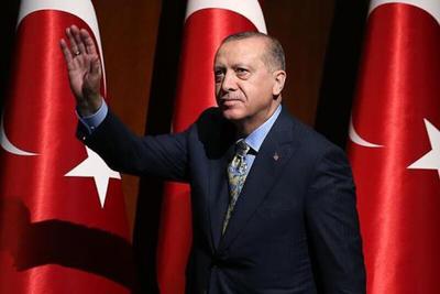 ببینید | ویدیویی عجیب از ازدحام مردم برای دست‌بوسی از اردوغان؛ پول‌پاشی جنجالی برای خرید رای؟