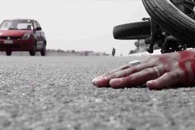 ببینید | لحظه وحشتناک تصادف پژو پرشیا با یک موتورسوار در حین حرکات نمایشی! / این ویدیو حاوی تصاویر تلخ است