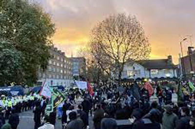 ببینید | اعتراض مسلمانان در لندن؛ چرا مدیریت مرکز اسلامی لندن به دست یک غیر مسلمان افتاد؟
