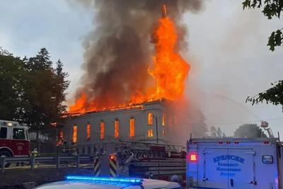 ببینید | آتش‌سوزی مهیب یک کلیسای ۱۶۰ ساله پس از اصابت صاعقه!