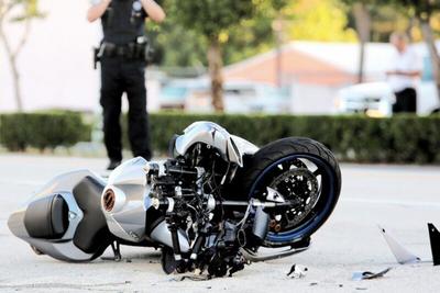 ببینید | تصادف یک موتورسوار با عابر پیاده بی‌احتیاط