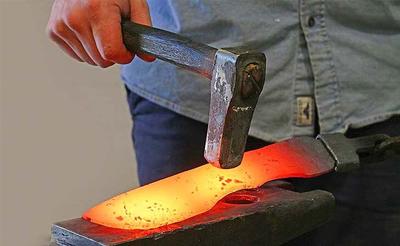 ببینید | مراحل جذاب ساخت یک چاقو از فولادِ گداخته