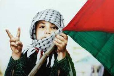 ببینید | بازی عجیب یک کودک فلسطینی با موشک منفجر نشده اسراییل