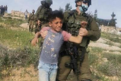 اسرائیل از کودک فلسطینی به عنوان سپر انسانی استفاده کرده است
