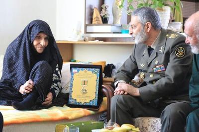 نشان فداکاری ارتش به خانواده شهیدان «بیات» اهدا شد