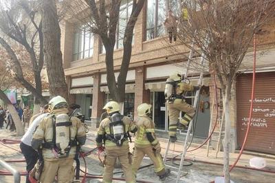 وقوع آتش‌سوزی در محل نگهداری مواد اولیه عطر/۱۰ نفر نجات یافتند