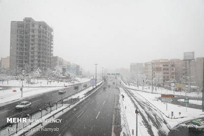 وضعیت ترافیکی معابر پایتخت/ رانندگان با توجه به بارش برف با سرعت مطمئنه حرکت کنند