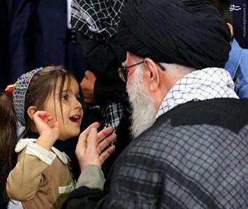 دختر بچه ای که از رهبر انقلاب کلاه صورتی هدیه گرفت