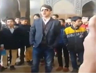 آوازخوانی معلم خوش صدا در مسجد امام اصفهان+ فیلم