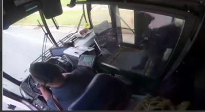 واکنش راننده اتوبوس به مسافر مسلح+  فیلم