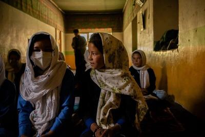 جلوگیری طالبان از ورود دختران روسری رنگی به دانشگاه / فیلم