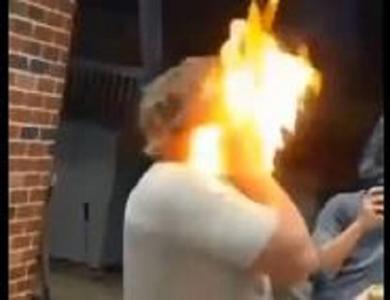 تصاویر ترسناک از آتش زدن ریش و مو مرد جوان با اسپری و فندک / فیلم