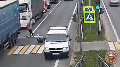 ویدیو دلخراش از برخورد خودروی شاسی بلند با دختر ۱۹ ساله روی خط عابر پیاده / فیلم