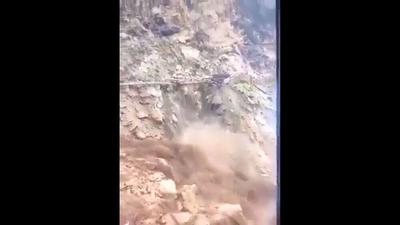 مدفون شدن مسافران اتوبوس در زیر خاک به دلیل بلعیده شدن اتوبوس درپی رانش زمین + فیلم