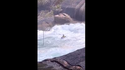 نجات معجزه آسای مرد جوان در حال غرق شدن در رودخانه خروشان + فیلم