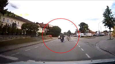 فرار معجزه آسای دوچرخه سوار از مرگ پس از برخورد با موتورسیکلت + فیلم