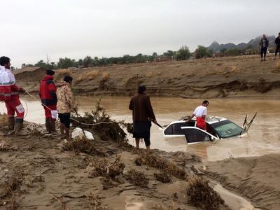 نجات 7 نفر از مهلکه سیلاب در قلعه گنج