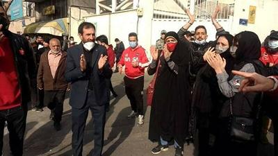 تجمع هواداران پرسپولیس مقابل مجلس ایران؛ از درخواست استیضاح تا حمایت از گل‌محمدی+ عکس و فیلم