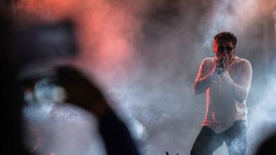 توهین خواننده پاپ به هوادارش در کنسرت زاهدان برای پلی بک +ویدئو