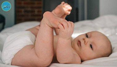 چرا نوزادان پا‌هایشان را بالا می‌گیرند؟