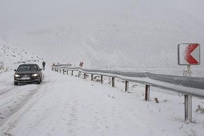 بارش سنگین برف در جاده‌های ۲۱ استان| کدام محورها مسدود شد؟