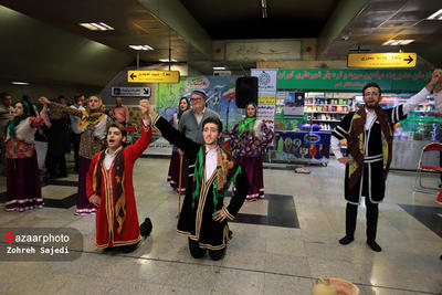 گروه های آئینی آذربایجان شرقی و گلستان با عنوان «روستاآباد» در مترو تهران برنامه زنده اجرا کردند