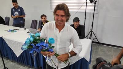 استقبال ساپینتو از خبرنگاران با یک شاخه گل آبی