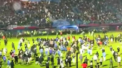 فاجعه و درگیری خونین هواداران در فوتبال اندونزی