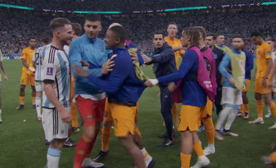 درگیری بازیکنان هلند و آرژانتین در حاشیه بازی
