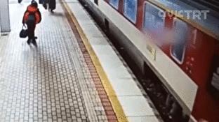 سقوط یک زن بر روی ریل هنگام حرکت قطار + فیلم
