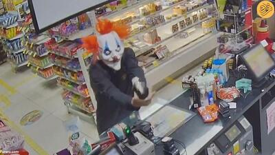 (ویدئو) سرقت از فروشگاه با ماسک دلقک شیطان