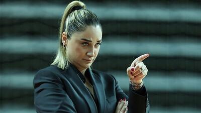 عکس |  خالکوبی فارسی مربی بسکتبال زن معروف ترکیه‌ای