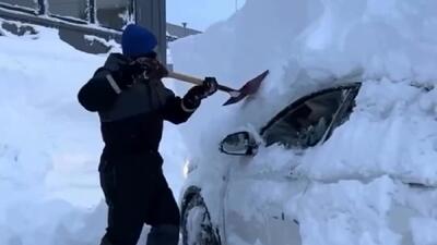 فیلم| وقتی برف یک شهروند را در داخل خانه زندانی کرد