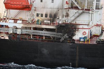 ویدیو / لحظه اصابت موشک یمنی‌ها به کشتی یونانی