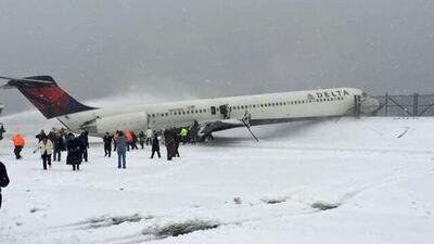 خروج هواپیمای آمریکایی از باند فرودگاه به دلیل هوای برفی + فیلم