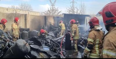 مهار آتش سوزی کارگاه غیرمجاز شارژ گاز LPG در مهرشهر