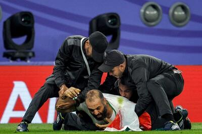 ببینید / ورود جیمی‌جامپ ایرانی به زمین در جریان مسابقات جام ملت های آسیا