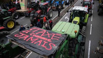 فرانسه نگران «جلیقه سبزها»؛ کشاورزان عصبانی جاده‌ها را مسدود کردند